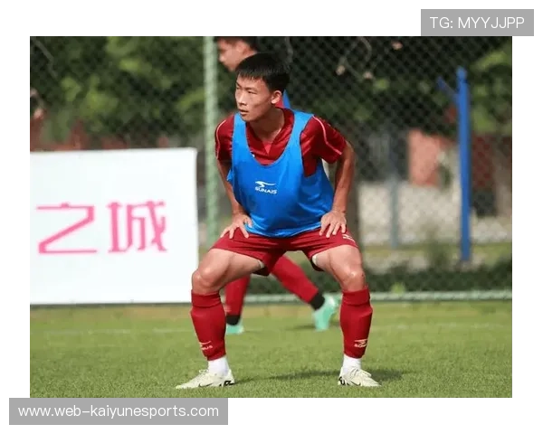 足球球星赛场激情敬礼动作展现团队精神与荣耀瞬间 足球球星赛场激情敬礼动作展现团队精神与荣耀瞬间